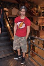 Varun Dhawan snapped outside PVR Cinemas in Mumbai on 25th June 2013 (9).JPG